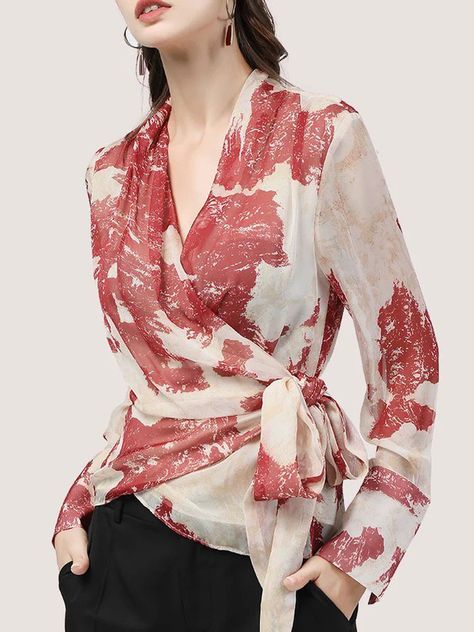 Women Blouses Fashion, Simple Blouse, Elegant Blouses, Women Blouses, Elegant Shirt, V Neck Blouse, Blouse Styles, Fashion Tops, Printed Blouse