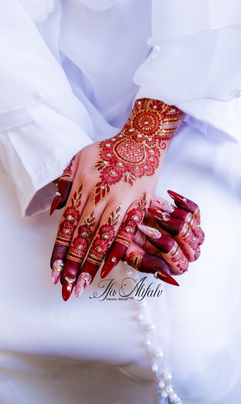 Henna art, henna wedding, henna , pengantin, akad nikah Henna Wedding Maroon, Henna Maroon, Henna Pengantin, Gold Henna, Red Henna, Henna Wedding, Beautiful Henna, Maroon Wedding, Henna Art