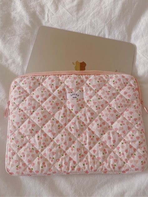 Sew Tablet Case, Laptop Case Quilted, How To Make A Laptop Case, Sew Laptop Case, Ipad Laptop Case, Sewing Ipad Case, Sew Ipad Case, Quilt Laptop Sleeve, Aesthetic Tablet Case