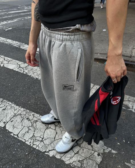 Short hair, new aesthetic Nylon Pants Outfit Men, Grey Sweat Pants Outfit, Nylon Pants Outfit, Sweat Pants Outfit, Gray Sweatpants Outfit, Wishlist 2024, Pants Outfit Men, Sweatpants Outfit, Nylon Pants