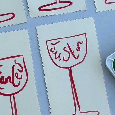 Laura Jackson on Instagram: "Placecards Set the table with Placecards this festive season and beyond. They are an easy way to personalise the table and saves the mini-drama of where everyone is sitting. Have a watch to see how easy these wine glass name cards are 💅🏼🍷 Save and share for festive inspiration 🎄🍸 #theartofhosting #placecards #entertaining" Wine Glass Place Cards, Table Setting Place Cards, Dinner Party Placecards, Diy Name Cards Place Settings, Creative Place Settings, Placecards Dinner Party, Dinner Party Name Cards, Creative Name Card, Table Card Ideas