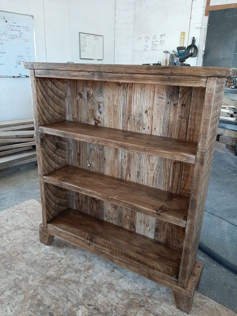 Small Rustic Bookshelf, Scaffold Boards Ideas, Diy Western Furniture, Homemade Bookcase, Western Bookshelf, Homemade Bookshelves, Rustic Bookshelves, Creative Shelving, Diy Bookcase