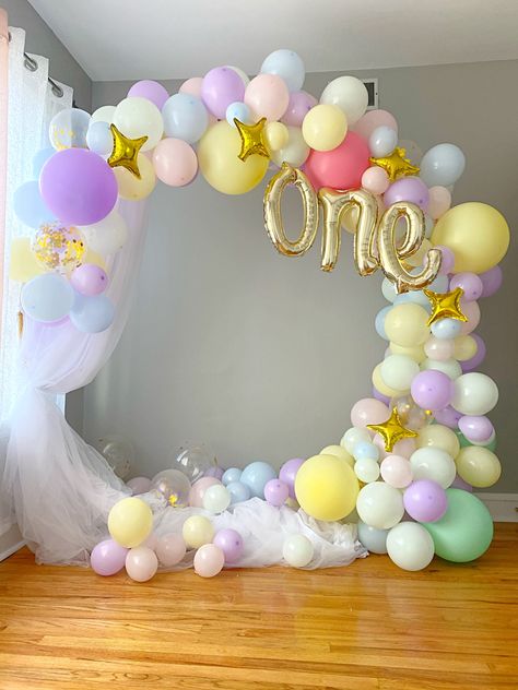 Pastel Balloons Decoration, 1st Birthday Balloon Decorations, Half Balloon Arch, First Birthday Crafts, Simple Baby Birthday, Balloon Ring, Candy Theme Birthday Party, Donut Themed Birthday Party, First Birthday Balloons