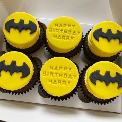 Batman Cupcakes Ideas, Batman Themed Birthday Party, Batman Cupcakes, Spiderman Cake Topper, Batman Metal, Superhero Cupcakes, Dinosaur Birthday Theme, Batman Theme, Batman Cake