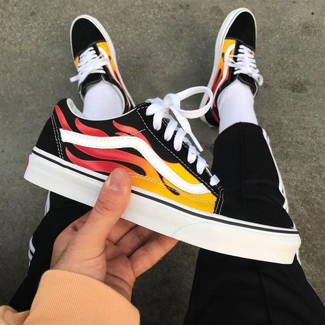 VANS Old Skool "Flames" Vans Old Skool Custom, Custom Vans, Fresh Kicks, Vans Off The Wall, Vans Shop, Best Sneakers, Custom Sneakers, Vans Old Skool, Old Skool