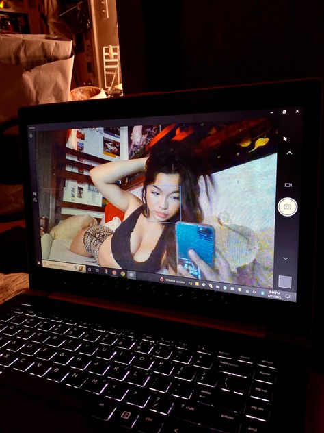 How To Take Computer Pics, Laptop Photoshoot Ideas, Macbook Insta Pics, Mac Selfie Aesthetic, Computer Pictures Laptops, Picture With Laptop, Laptop Picture Aesthetic, Laptop Mirror Selfie Aesthetic, Computer Mirror Selfie