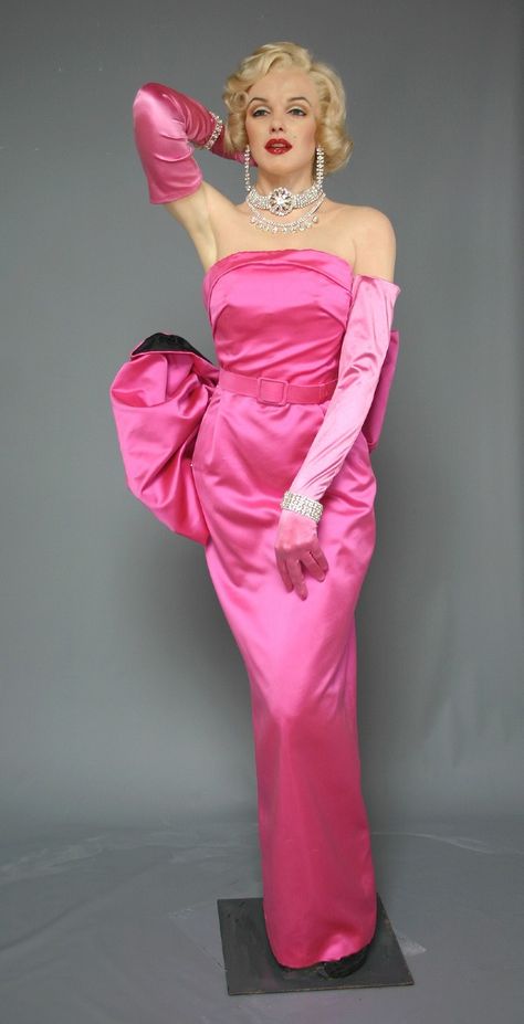 Marilyn Monroe in wax Marilyn Monroe Pink Dress, Marilyn Monroe Outfits, 1950s Fashion Women, Marilyn Dress, Fashion Week Dresses, Famous Dress, Fashion Sketches Dresses, Sketches Dresses, Fashion Design Dress