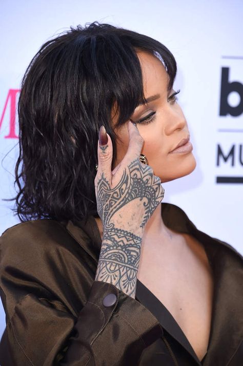 La main Bollywood de RihannaLAS VEGAS, NV - MAY 22: Recording artist Rihanna, tattoo and hair details, attends the 2016 Billboard Music Awards at T-Mobile Arena on May 22, 2016 in Las Vegas, Nevada. (Photo by Steve Granitz/WireImage) Rhianna Tattoos, Rihanna Hand Tattoo, Rihanna Tattoo, Rihanna Video, Rihanna Daily, Best Of Rihanna, Hair Details, Rihanna Style, Laser Tattoo