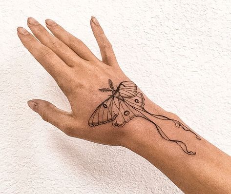 Moth Henna Designs, Luna Moth Nail Art, Moth Finger Tattoo, Hippie Hand Tattoos, Chest Henna Designs, Moth Hand Tattoo, Henna 2023, Simple Moth Tattoo, Luna Moth Tattoo