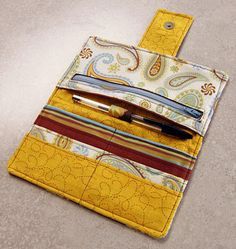 I made one of these years ago - I wasn't very good at sewing, but it still turned out well! Zipper Wallet Tutorial, Sewing Wallet, Wallet Pattern Free, Wallet Sewing Pattern, Sew Wallet, Wallet Tutorial, Diy Wallet, Fabric Wallet, Sewing Purses