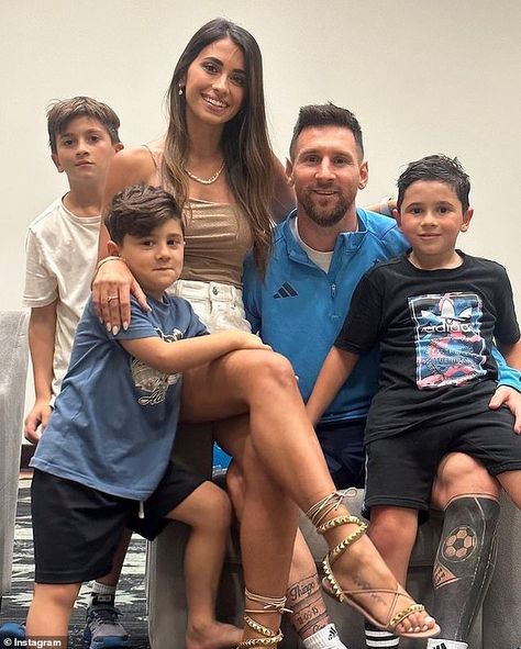 Lionel Messi Wife, Messi And Wife, Sports Drawing, Wallpaper Sport, Lionel Messi Family, Lionel Messi Posters, Aesthetic Sports, Sports Wallpaper, Messi Poster