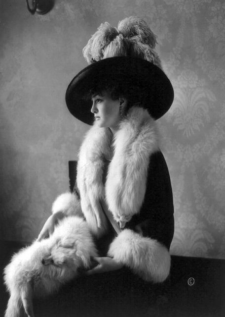 Louise Cromwell Brooks (1890-1965) was an American socialite considered to be Washington's most beautiful young woman.  She is shown here in 1911 at the age of 21 . She was married to General Douglas MacArthur from 1922-1929. Douglas Macarthur, Jean Shrimpton, Mode Retro, 1910s Fashion, Portrait Vintage, Louise Brooks, Lauren Hutton, Look Retro, Vogue Uk