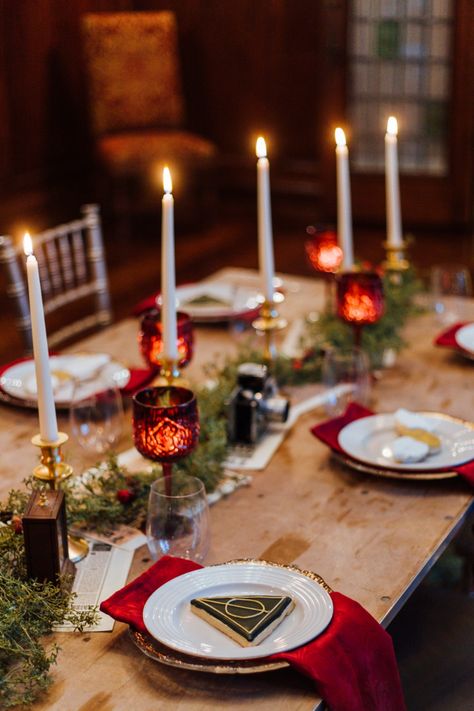 If Harry Potter Had a Christmas Wedding This Would Be It Harry Potter Wedding Centerpieces Diy, Harry Potter Christmas Table Decorations, Harry Potter Christmas Wedding, Gryffindor Wedding Theme, Harry Potter Themed Table, Harry Potter Winter Wedding, Harry Potter Wedding Table Decorations, Harry Potter Christmas Food, Harry Potter Christmas Table