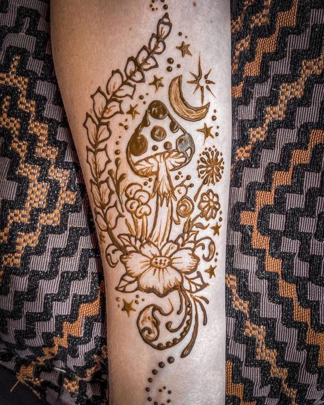 Creative Henna Ideas, Quick Henna Designs Simple, Henna Cartoon Design, Different Henna Designs, Mushroom Henna Tattoo, Cute Hena Design Hand, Henna Vines Design, Rib Henna Tattoo, Henna Tatoos Ideas Arm