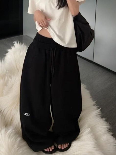 Wide-Legged Baggy Sweatpants for Women: High Waist Relaxed Fit, Casual Streetwear and Loungewear Looking for the perfect blend of comfort and style? Our wide-legged baggy sweatpants for women are the ultimate wardrobe essential for anyone seeking a relaxed yet chic look. Designed with a high waist for a flattering fit, these pants offer a loose, oversized silhouette that’s perfect for lounging at home or making a fashion statement out in the streets. Baggy Clothes Sweatpants, Black Baggy Sweatpants Outfit, Baggy Sweatpants Outfit, Baggy Black Pants, Outfit Sweatpants, Hair Blowout, Loose Sweatpants, Loose Pants Outfit, Women Sweatpants