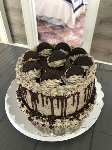 Oreo Cake Designs, Bday Cake Ideas, Pasteles Aesthetic, Birthday Cake Oreo, Oreo Birthday Cake, Birthday Cake Decorating Ideas, Baked Treats, Cake Decorating Ideas, Simple Birthday