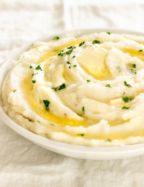 Fluffy and Creamy Mashed Potatoes with Sour Cream Recipe Sour Cream Mashed Potatoes, Mashed Potatoes Recipe Easy, Healthy Mashed Potatoes, Creamy Mashed Potatoes Recipe, Vegan Mashed Potatoes, Perfect Mashed Potatoes, Easy Mashed Potatoes, Fluffy Mashed Potatoes, Best Mashed Potatoes