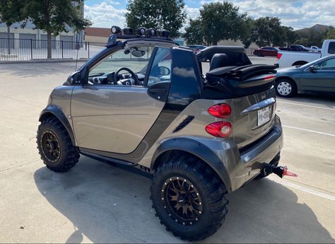 Smart Fortwo offroad Lifted Smart Car, Smart Car Fortwo, Callaway Corvette, Mercedes Smart, Jacked Up Chevy, Big Ford Trucks, Trucks Lifted Diesel, Tiny Cars, Bentley Car