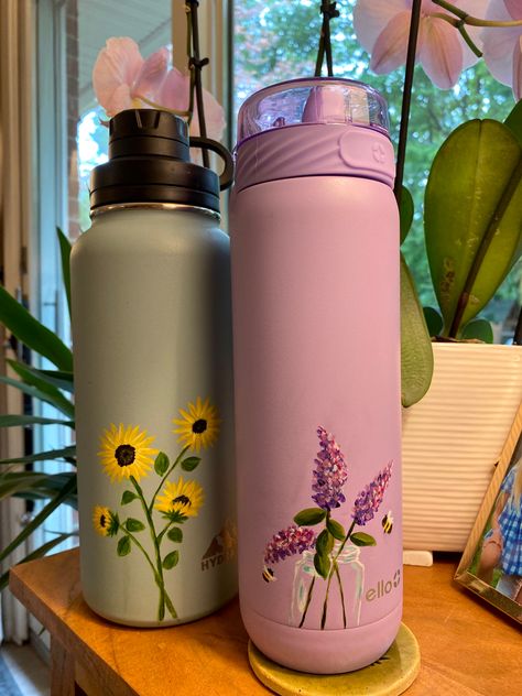 Sunflowers and lilacs with bumblebees Painted Water Bottle Flowers, Water Bottle Painting Ideas Flowers, Painting Water Bottles Diy, Paint Hydro Flask, Diy Painted Water Bottle, Diy Water Bottle Design, Painted Water Bottle Ideas, Water Bottle Painting Ideas Easy, Hand Painted Water Bottle