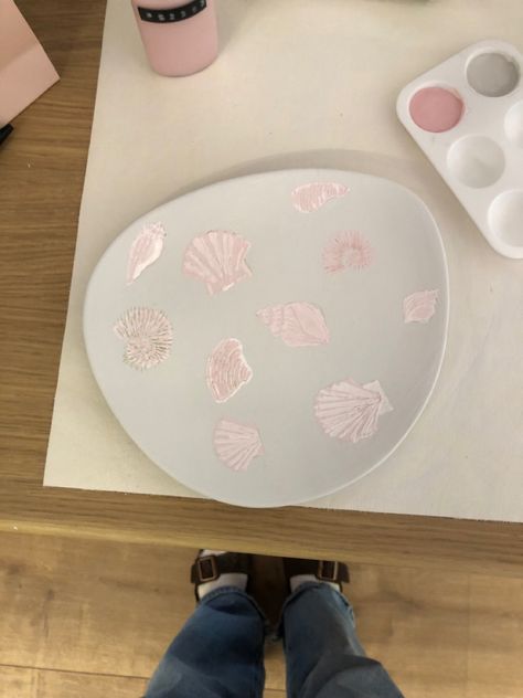 Painting Poterry Ideas, Seashell Pottery Painting, Cute Things To Paint On Pottery, Coastal Pottery Painting Ideas, Beach Pottery Painting, Beachy Pottery Painting Ideas, Pottery Painting Beach, Pottery Painting Sea, Creative Space Keramik Ideas