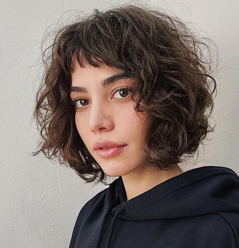 Curly Bob with Short Bangs Pelo Bob Ondulado, Curly Bob Bangs, Choppy Bob With Bangs, Short Wavy Haircuts, Bob Haircut Curly, Bob Hairstyles With Bangs, Wavy Haircuts, Choppy Bob, Short Bangs