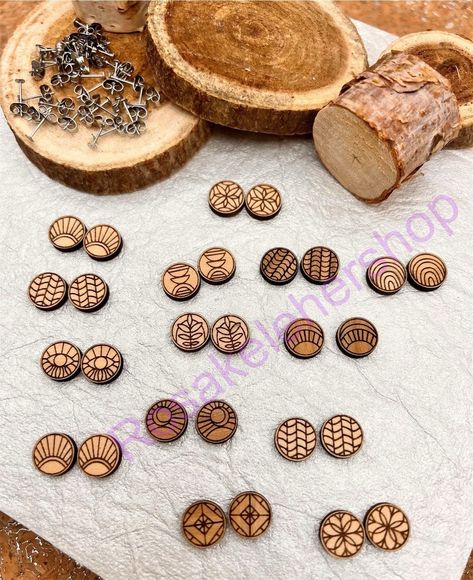 How To Make Wooden Earrings, Diy Earrings Wood, Wooden Stud Earrings, Wood Burning Earrings, Woodburn Earrings, Wooden Earrings Diy, Diy Wood Earrings, Wood Earrings Diy, Laser Cut Toys