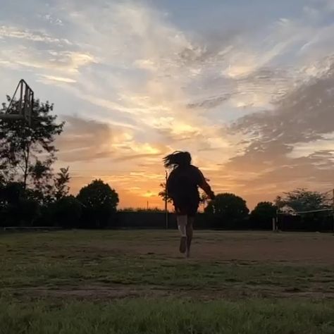 Sunset girl aesthetic . Sunset aesthetic girl . That girl aesthetic. Thought Girl Aesthetic, Free Girl Aesthetic, Sunset Girl Aesthetic, Sunset Girl, Happy Alone, Low Exposure, Free Girl, Friends Aesthetic, Alone Time