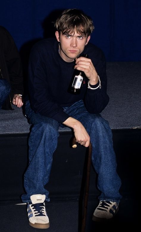 Oasis Inspired Outfit, Damon Albarn 90s Outfits, 90s Damon Albarn, Damon Albarn Aesthetic, Damon Albarn Outfit, Britpop Aesthetic, Skater Boy Outfits Grunge, Skater Boys Outfits, 90s Britpop