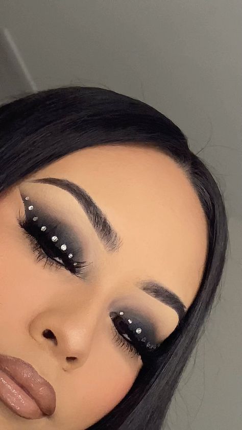 Maquillage Yeux Cut Crease, Makeup Cantik, Cute Eyeshadow, Rhinestone Makeup, Video Makeup, Eye Makeup Pictures, Makijaż Smokey Eye, Dope Makeup, Eye Makeup Designs