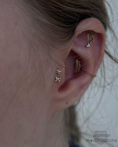 Double tragus by Jade Winston (@jadewinston) using the cutest little 14k yellow gold Butterfly & Buttercup end from @leroifinejewellery 🌼 | Instagram Double Tragus Piercing, Double Tragus, Outer Conch Piercing, Outer Conch, Tragus Piercing Jewelry, Piercing Inspo, Piercing Tragus, Ear Design, Cute Piercings