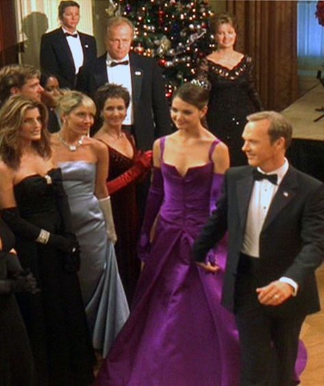 Another view of Vera Wang purple gown on Katie Holmes. "First Daughter", 2004. Y2k Lookbook, Pola Dress, The First Daughter, Chick Flick Movies, Victorian Era Dresses, Purple Gown, Purple Gowns, Runway Outfits, Iconic Dresses