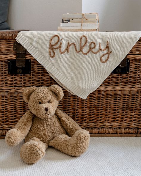 Knitted Name Blanket, Embroidered Knit Blanket, Hand Knitted Baby Blanket, Hand Embroidered Blanket, Crochet Baby Blanket With Name, Personalised Baby Blanket, Hand Embroidered Baby Gifts, Hand Embroidered Gifts Ideas, Embroidery For Baby Boy