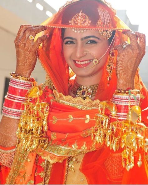 Beautiful Bride 👰🏻 ❤️ Dress Pose, Wedding Chura, Rajasthani Bride, Indian Bride Poses, Indian Bride Photography Poses, Rajasthani Dress, Rajputi Dress, Punjabi Bride, Bride Photography Poses