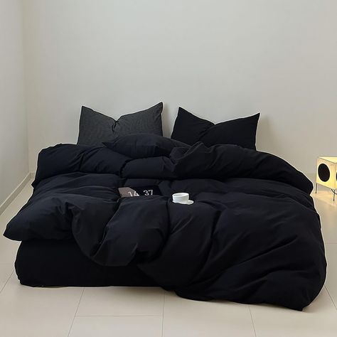 Black Satin Bedding, Cool Bedsheets, Men’s Bed, Black And White Bedroom Decor Ideas, Beds For Men, Black Bed Design, Room Ideas Aesthetic Black And White, Men’s Bedding, Black Bedding Aesthetic