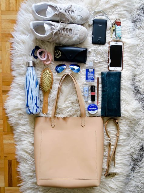 Bag Review | Madewell Medium Transport Tote Madewell Tote Bag, Madewell Bag, Handbag Inspiration, Madewell Tote, Madewell Transport Tote, Style Transformation, Madewell Bags, Wardrobe Goals, Tote Outfit