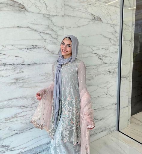 Hijab With Desi Outfits, Hijab Indian Outfit, Hijab With Shalwar Kameez, Muslim Eid Outfits, Pakistani Hijabi Outfit, Eid Outfit Inspo 2024, Hijabi Eid Outfits Pakistani, Eid Aesthetic Outfits, Hijab Desi Outfit