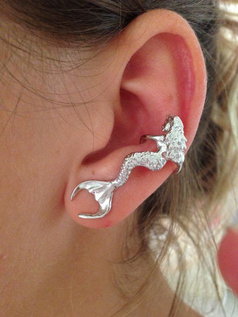 Mermaid ear cuff Piercings Ears, Mermaid Jewelry, Mermaid Life, Dope Jewelry, Funky Jewelry, Jewelry Lookbook, Ear Cuffs, A Mermaid, Dream Jewelry