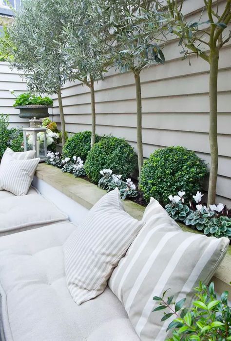 Here Are 7 Deck Ideas If You Have a Small Garden Design Per Patio, Small Courtyard Gardens, Small Courtyards, Mediterranean Decor, Deco Originale, Garden Pictures, Salalah, Backyard Makeover, White Gardens