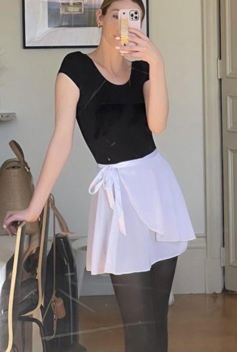 Ballet Black Outfit, Ballet Skirt Outfit Aesthetic, Casual Ballet Outfit, Balletcore Skirt, Dark Ballet Core Aesthetic Outfits, Black Ballet Leotards Aesthetic, Ballerina Aesthetic Outfit, Ballet Core Black, Ballet Class Outfit