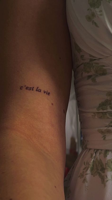 Tattoo c’est la vie Tattoo Ideas Female Pictures, Small Tattoo For Parents, Dainty Girl Tattoos, Flaws And Sins Tattoo, Grudge Tattoos, Rita Core, Bro Tattoos, Small Pretty Tattoos, Writing Tattoos