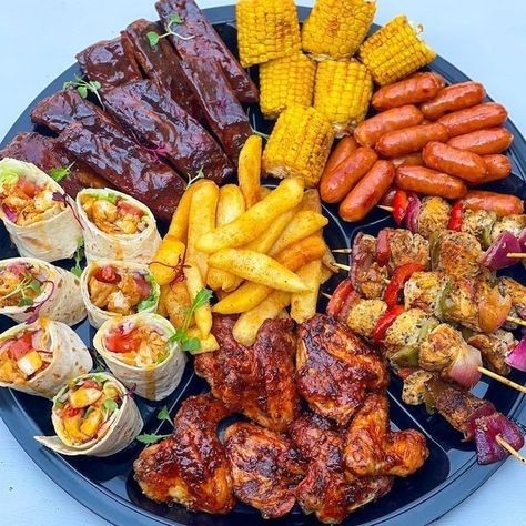 Amazing Food Platters, Food Platter, Platter Ideas, Party Food Buffet, Food Buffet, Catering Ideas Food, Charcuterie Inspiration, Food Boards, Party Food Platters