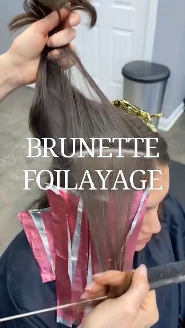 Caramel Highlights On Dark Hair, Balayage Hair Brunette With Blonde, Teasy Lights, Dark Brunette Balayage, Diy Balayage, Straight Hair Highlights, Balayage Hair Tutorial, Women's Haircuts, Dark Chocolate Brown Hair