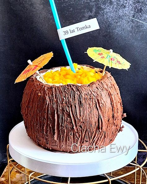 Hawaii Birthday Cake, Hawaii Desserts, Hawaiian Theme Cakes, Hawaiian Birthday Cakes, Tropical Birthday Cake, Drink Cake, Hawaii Cake, Moana Birthday Cake, Pina Colada Cake