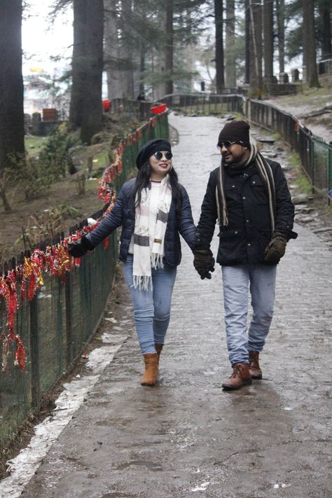 Simla Manali Photography, Snowfall Photoshoot, Manali Outfits Women, Manali Pics, Manali Outfits, Manali Outfit Ideas, Snow Poses, Delhi Trip, Manali Photography