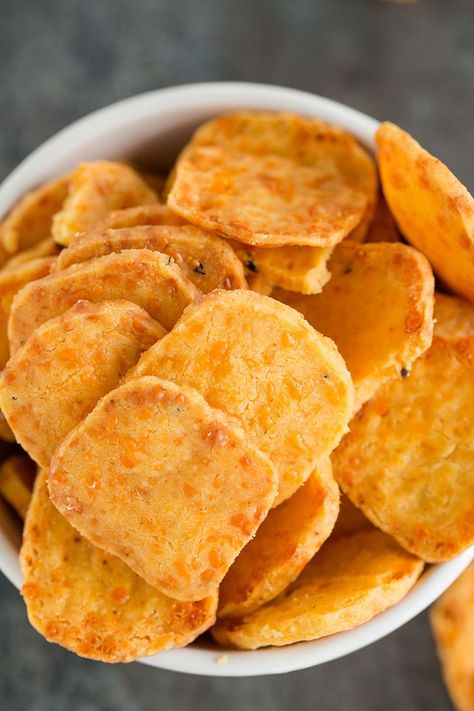 Cheese Crackers Recipe, Cheese Cracker Recipe, Healthy Biscuits, Homemade Cheese Crackers, Parmesan Chips, Crackers Recipe, Savoury Snacks, Spicy Cheese, Savoury Biscuits