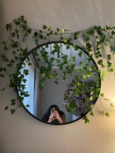 Mirror With Leaves, Circle Mirror Aesthetic, How To Decorate Round Mirror, Vines Around Mirror, Circle Mirror Decor, Mirror With Flowers, Small Room Makeover, Easy Diy Room Decor, Easy Room Decor