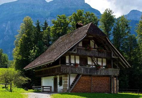 An 18th-century Stöckli from the Canton of Bern. A Stöckli is a secondary farm home that houses an older generation or servants. This example, now at the Swiss Open-Air Museum Ballenberg, is used as a bread bakery. Swiss Chalet Exterior, Modern Swiss Chalet, Swiss Cabin, Switzerland House, Chalet Exterior, Alpine Decor, American Bungalow, Chalet Style Homes, House Plans Modern