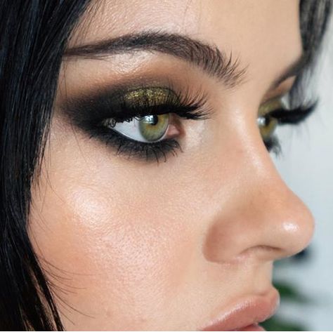 Small Chest Fashion, Acotar Makeup, Makeup Ideas Green Eyes, Make Up Green Eyes, Grunge Makeup Ideas, Moody Makeup, Makeup Green Eyes, Julia Adams, Green Eyes Makeup