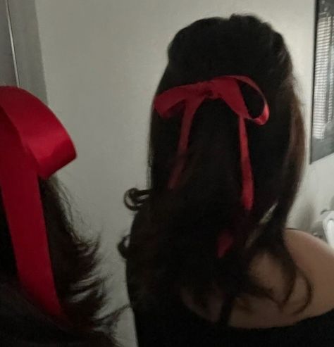 Red bow hairstyle aesthetic Snow White Aesthetic Disney, Modern Snow White Aesthetic, Cherry Girl Astethic, Disney Princesses Aesthetic, Apple White Aesthetic, Princess Aesthetic Dark, Fatima Core, Princess Pfp, Princesses Aesthetic