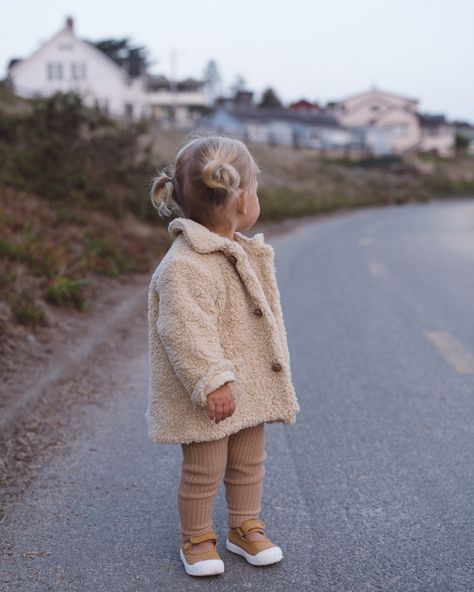 Girls Winter Outfits, Kids Goals, Toddler Girl Fall, Julia Berolzheimer, Toddler Fall, Fall Styles, Girls Fall Outfits, Girls Outerwear